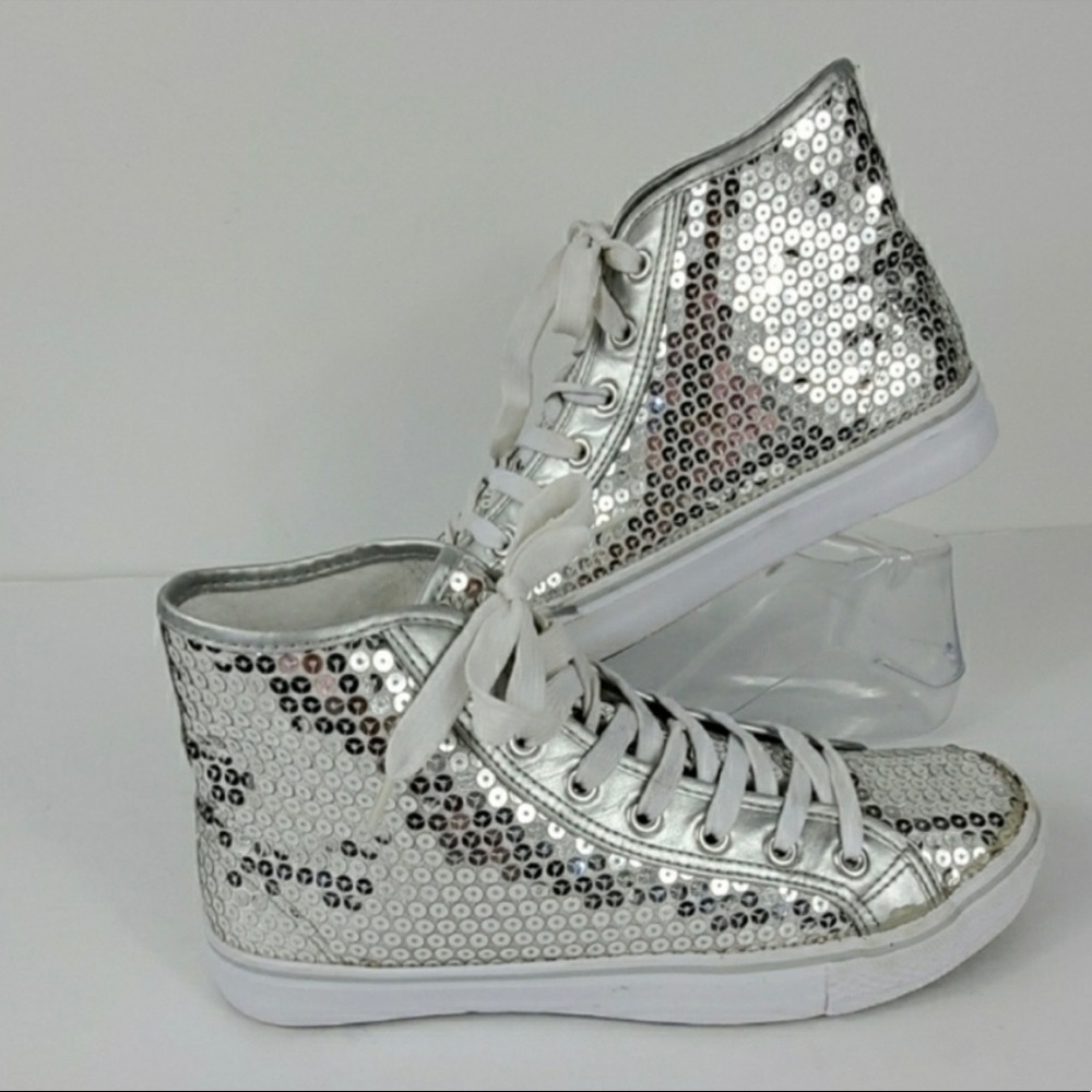 Size 7 shoes , true to size. Shine like a mirror! Brand new never worn